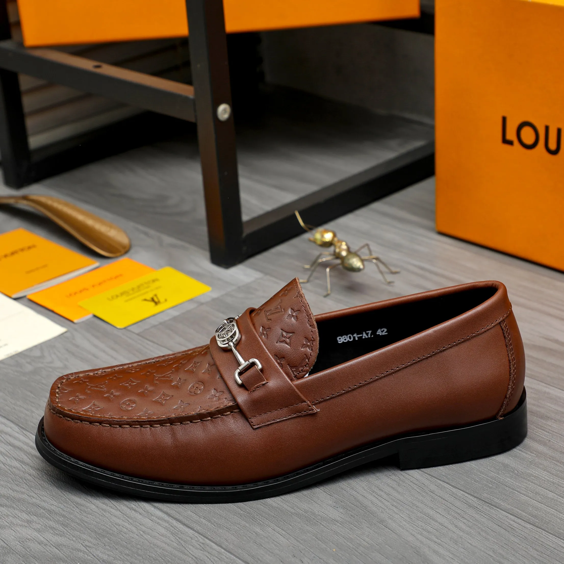 Men's shoes 💰p460 Product trademark: LV (Louis Vuitton) business slip-on leather shoes. Regular size: 38-45 (45 is custom-made and non-returnable) Product materials: Selected high-quality embossed cowhide upper, cowhide lining, original rubber outsole
